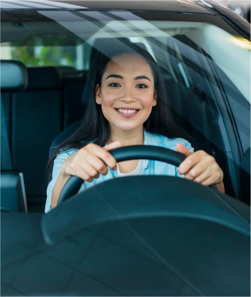 Imagem de uma moça sorrindo com a mão no volante Imagem de uma moça sorrindo com a mão no volante